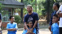 Pemain Persita Tangerang saat mengunjungi anak-anak yang berada di bawah naungan SOS Children's Villages Indonesia. (Istimewa)