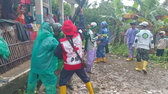 Puluhan Kepala Keluarga (KK) terpaksa mengungsi ke bangunan SDN Kawung Luwuk setelah banjir besar menerjang Desa Cidadap, Kecamatan Simpenan, Kabupaten Sukabumi.