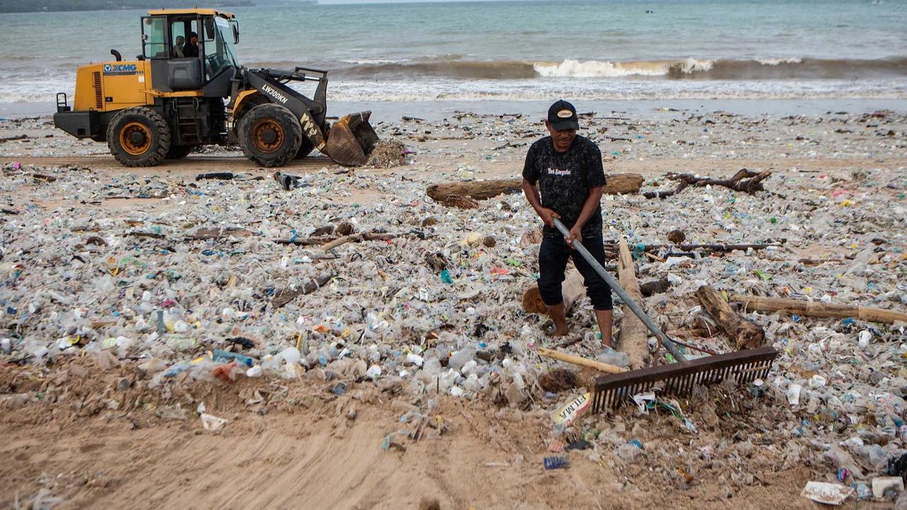FOTO: Aksi Bersihkan Sampah di Pantai Jimbaran Bali