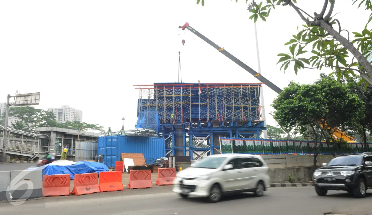 Sejumlah kendaraan melintas di dekat proyek pembangunan Simpang Susun Semanggi, Jakarta, Sabtu (12/11).Progres pengerjaan Proyek ini disebut-sebut sebagai upaya Pemprov DKI untuk mengurai kemacetan di Ibukota. (Liputan6.com/Helmi Afandi)