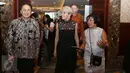 Kepala Badan Ekonomi Kreatif, Triawan Munaf  mendampingi Menlu Australia, Julie Bishop menghadiri Jakarta Fashion Week 2017 di Jakarta, Rabu (26/10). Dalam kunjungannya Julia Bishop melihat karya-karya desainer Indonesia. (Liputan6.com/Gempur M Surya)