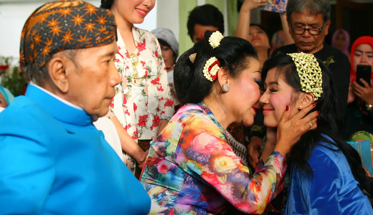 Sesuai tradisi Jawa, mempelai wanita menerima siraman air dari orangtua dan 7 sesepuh atau orang yang dituakan dalam keluarga. Termasuk para sesepuh dari Solo yang merupakan tempat kelahiran Ibundanya Rasti, Erna Santoso. (Nurwahyunan/Bintang.com)