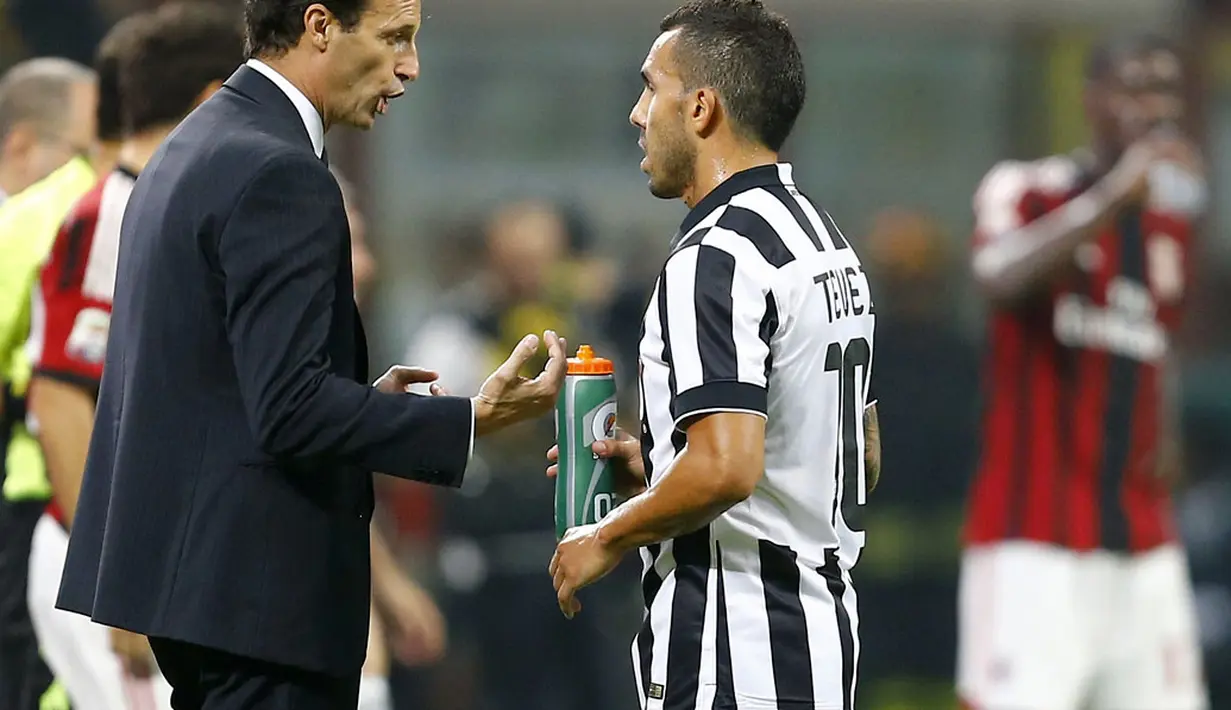 Pelatih Juventus, Massimiliano Allegri (kiri), berbincang dengan Carlos Tevez disela-sela laga lanjutan Seri A Italia di Stadion San Siro, (20/9/2014). (REUTERS/Stefano Rellandini) 
