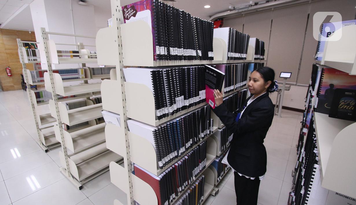 Petugas mengecek salah satu fasilitas di Perpustakaan Nasional (Perpusnas), Jakarta, Selasa (18/2/2020). Selain megah dan memiliki koleksi lengkap, Perpusnas juga menyediakan ruangan perpustakaan untuk anak-anak, layanan untuk penyandang disabilitas dan lansia. (Liputan6.com/Angga Yuniar)