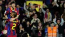 Striker bintang Barcelona Lionel Messi merayakan gol dengan Daniel Alves saat mengalahkan Osasuna 2-0 dalam  lanjutan La Liga di Nou Camp, 23 April 2011.AFP PHOTO/JOSEP LAGO