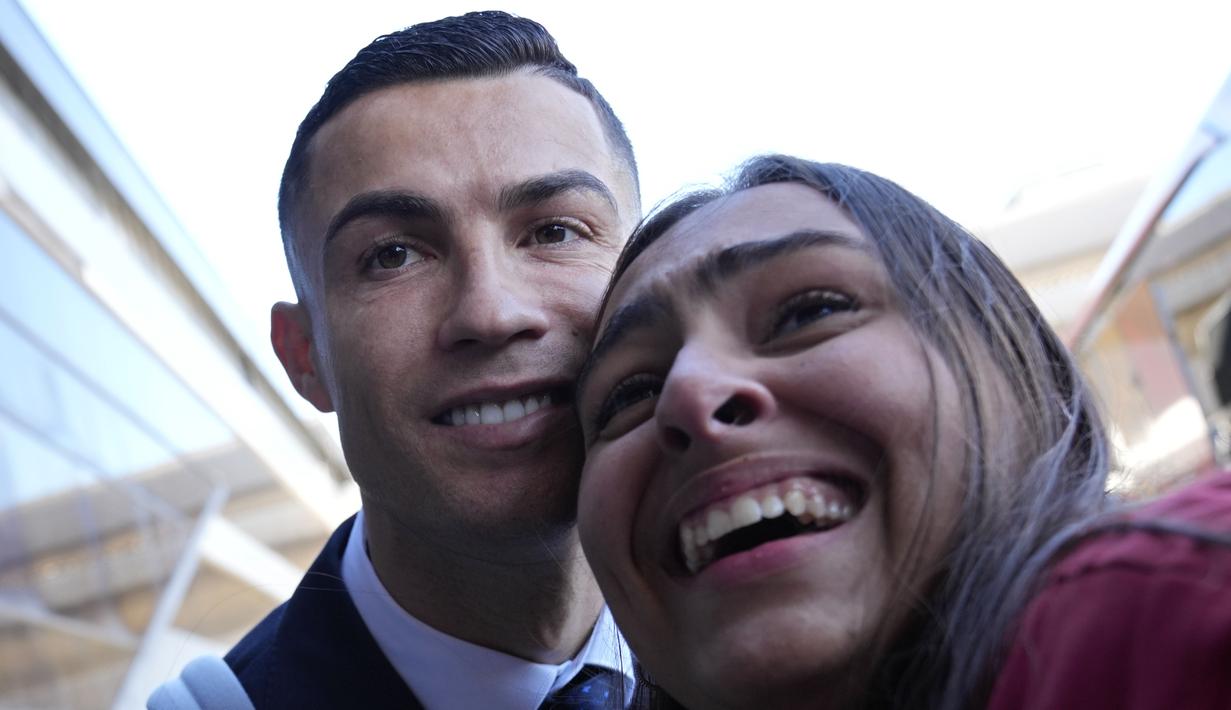 Giuliana pun meminta kepada Cristiano Ronaldo untuk melakukan swafoto bersama. Suami dari Georgina Rodriguez pun terlihat sumringah saat keduanya berfoto bersama. Hal ini jarang terlihat ketika Cristiano Ronaldo saat membela Manchester United. (AP Photo/Armando Franca)