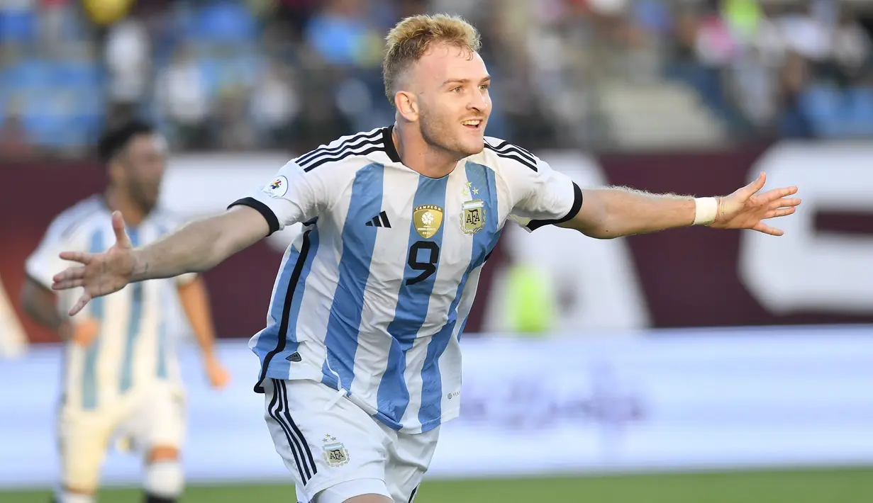 Selebrasi pemain Timnas Argentina U-23, Luciano Gondou setelah mencetak gol ke gawang Brasil U-23 pada laga Kualifikasi Olimpiade Paris 2024 Zona Conmebol di Brigido Iriarte Stadium, Caracas, Venezuela, Minggu (11/2/2024). (AP Photo/Matias Delacroix)