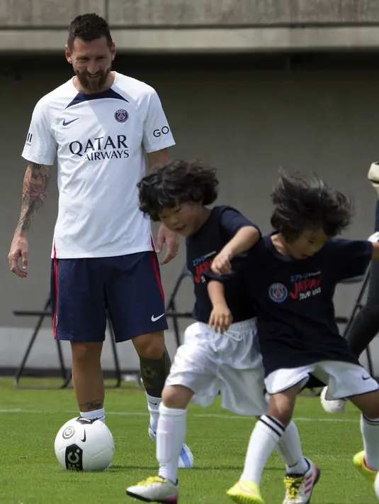 <p>Pemain sepak bola Paris Saint-Germain (PSG) Lionel Messi melihat anak-anak bermain sepak bola saat melakukan pelatihan di Tokyo, Jepang, 18 Juli 2022. PSG berada di Jepang untuk tur pra-musim mereka dan akan memainkan tiga pertandingan persahabatan melawan tim Liga Jepang. (AP Photo/Eugene Hoshiko)</p>