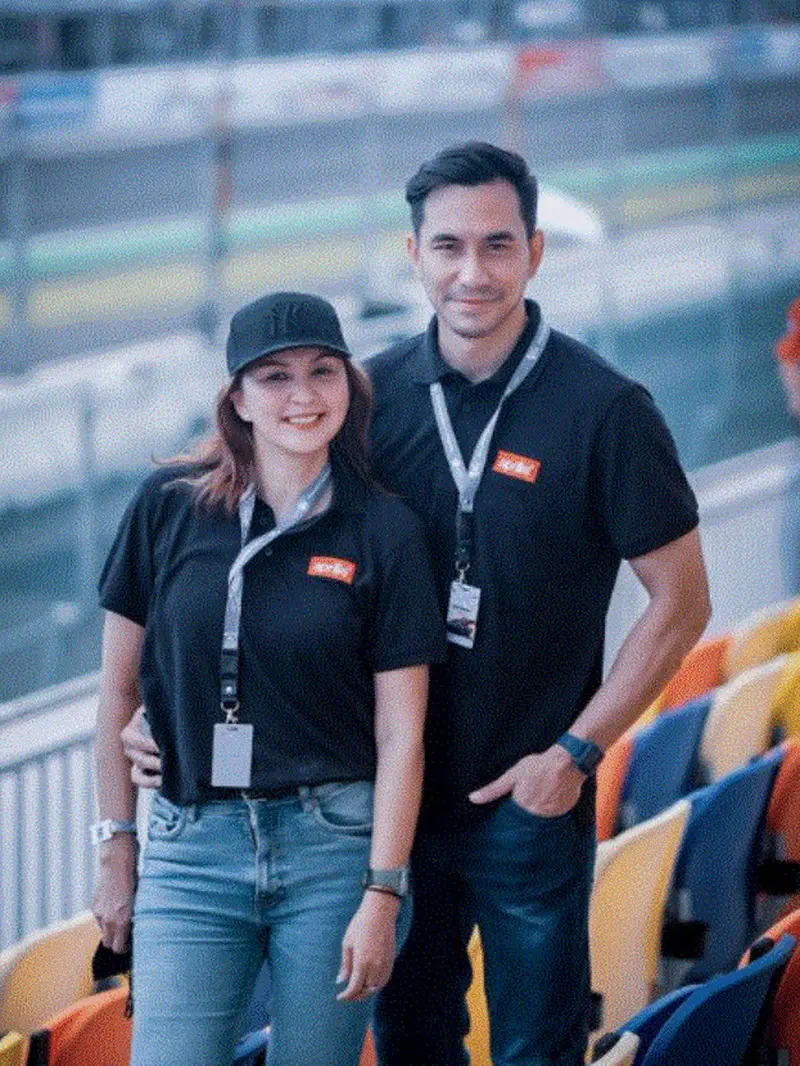 Darius Sinathrya dan Donna Agnesia nonton langsung MotorGP di circuit Mandalika