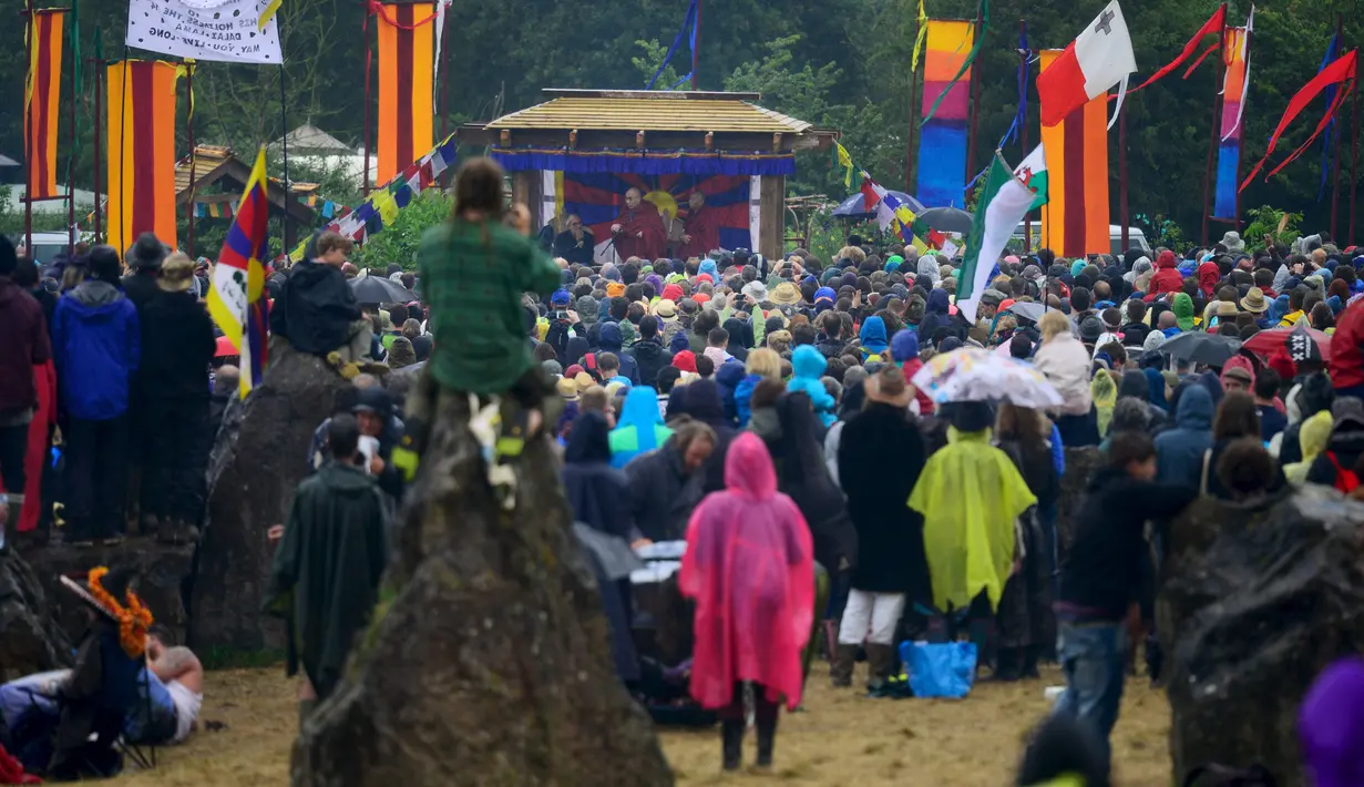 Penonton menyaksikan Dalai Lama menyampaikan pidato saat acara Glastonbury Festival, Inggirs, (28/6/2015). Dalai Lama akan berulang tahun yang ke-80 pada 6 Juli 2015 nanti. Namun ia merayakannya lebih awal di Glastonbury Festival. (REUTERS/Dylan Martinez)