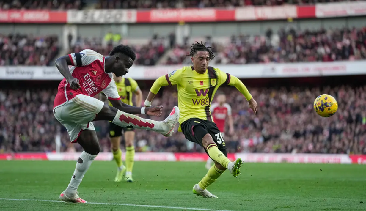 Arsenal kembali ke jalur persaingan juara usai menang 3-1 atas Burnley pada pertandingan pekan ke-12 Liga Inggris. Tiga gol Arsenal dicetak Leandro Trossard, William Saliba, dan Oleksandr Zinchenko. (AP Photo/Kin Cheung)