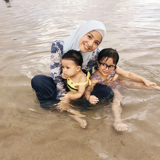 Natasha Rizki di pantai (Instagram/natasharizkynew)