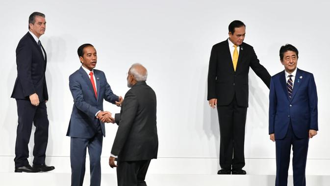 Presiden Jokowi bersalaman dengan PM India Narendra Modi. (Biro Pers Istana)
