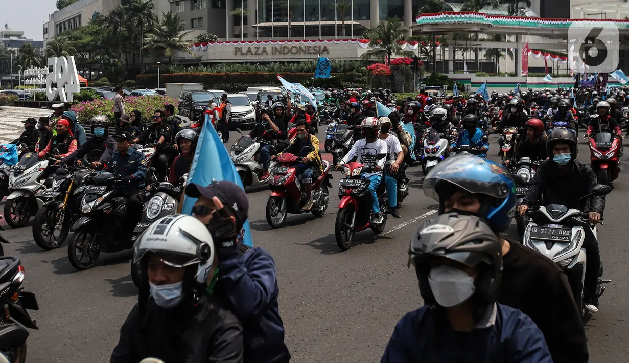 Buruh melakukan konvoi menggunakan sepeda motor di Bundaran Hotel Indonesia untuk mengikuti unjuk rasa di depan Gedung DPR, Jakarta, Rabu (10/8/2022). Dalam aksi tersebut mereka menuntut agar pemerintah menghapus Omnibus Law. (Liputan6.com/Johan Tallo)