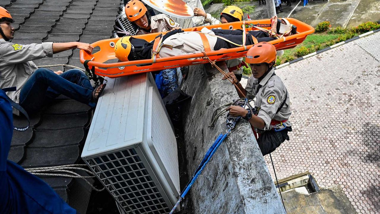 FOTO: Mahasiswa USK Latihan Penyelamatan Vertikal Hadapi Ancaman Gempa dan Tsunami