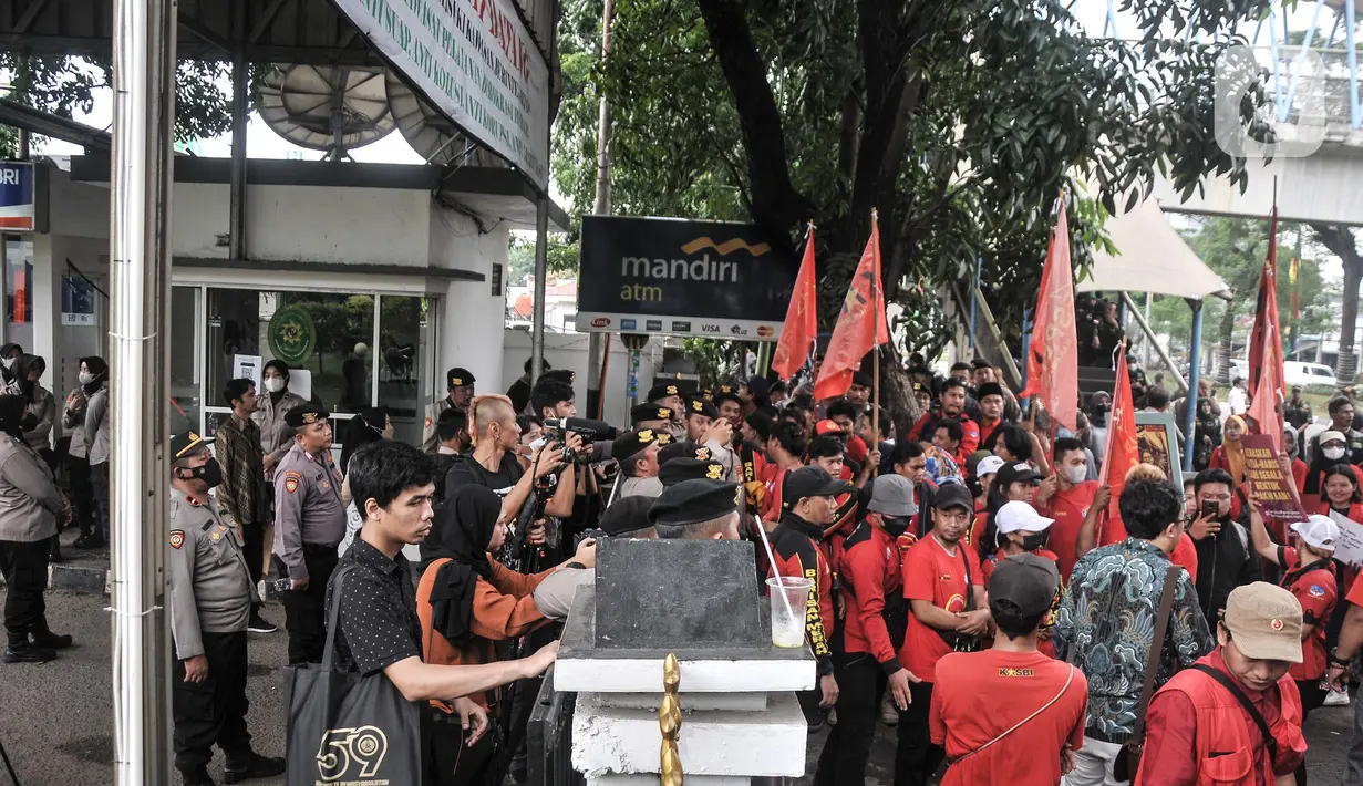 Massa aksi membubarkan diri sekitar pukul 13.00 WIB. (merdeka.com/Iqbal S. Nugroho)