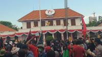 Demonstran dari berbagai elemen masyarakat memadati jalan di depan Gedung Negara Grahadi, Surabaya, Jawa Timur. (Foto:Liputan6.com/Dian Kurniawan)