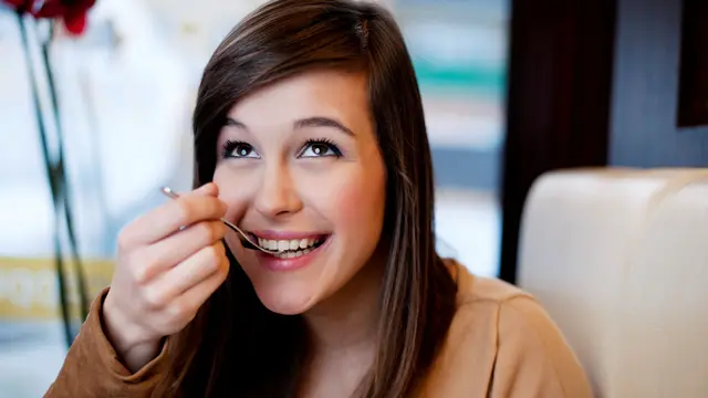 Savor First Bite, Kebiasaan Menikmati Gigitan Pertama agar Makan Tidak Berlebihan