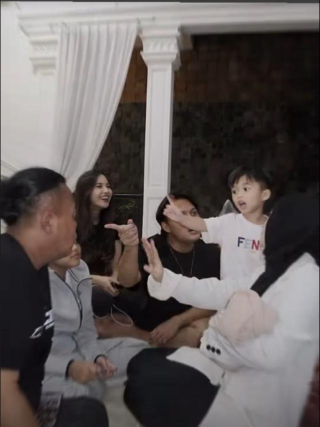 6 Potret Adzam Anak Sule Bertemu Selina, Sekalian Temu Kangen dengan Kakaknya