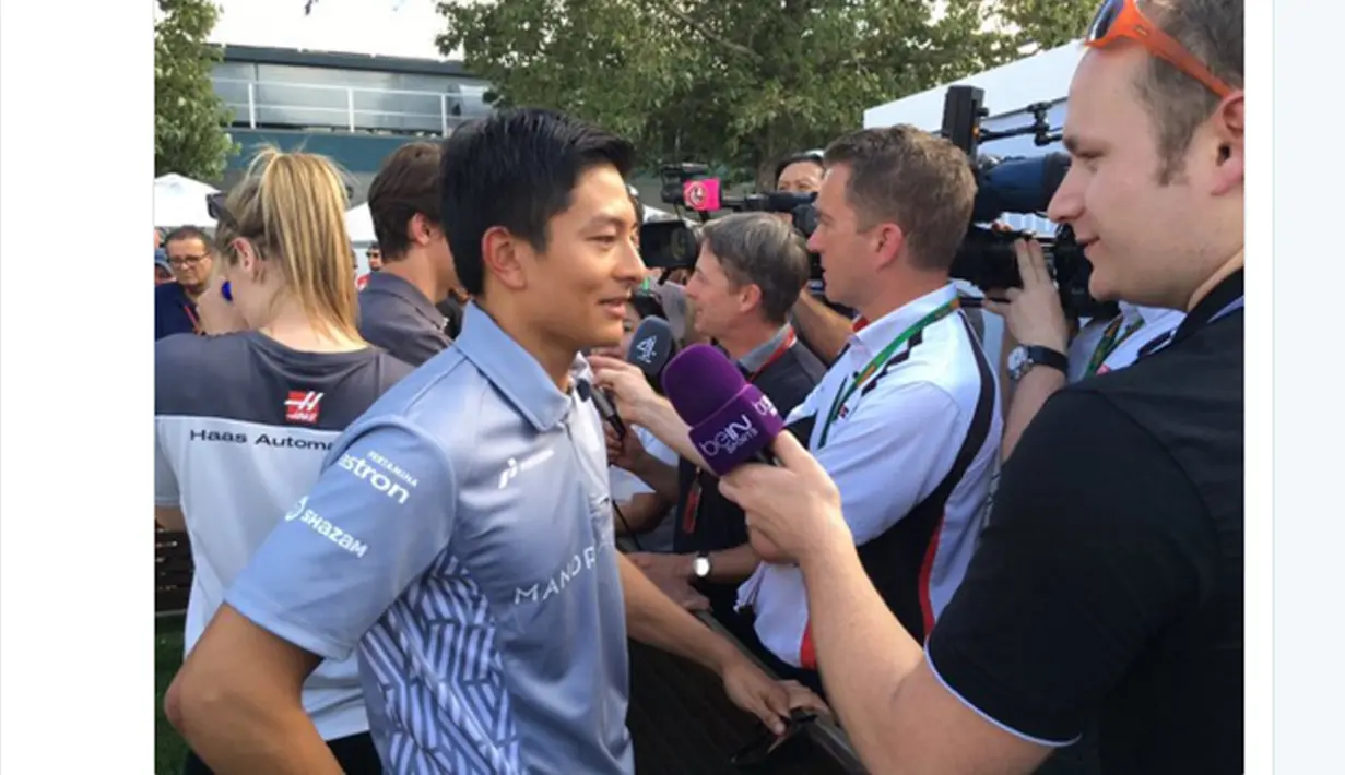 Rio Haryanto saat mengikuti sesi wawancara jelang balapan Formula 1 2016 di Sirkuit Alber Park, Australia, Kamis (17/3/2016). (bola.com/Twitter/Manor Racing)