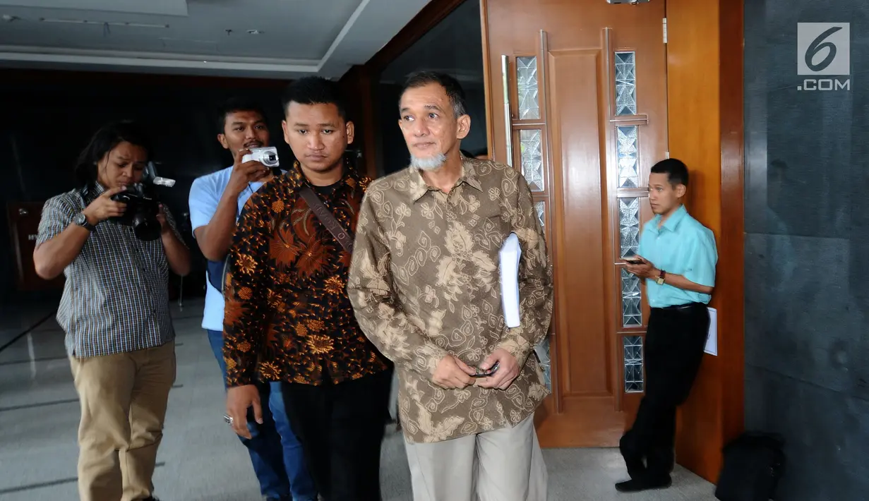 Terdakwa dugaan suap proyek satelit monitoring Bakamla, Nofel Hasan (kanan) saat keluar ruang sidang usai mendengar pembacaan tuntutan di Pengadilan Tipikor, Jakarta, Rabu (21/2). Nofel dituntut lima tahun penjara. (Liputan6.com/Helmi Fithriansyah)
