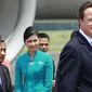 Emirsyah Satar bersama PM Inggris, David Cameron berdiri di dekat Garuda Airbus A330-200 di Bandara Halim Perdana Kusuma di Jakarta pada tanggal 11 April 2012. (Beawiharta/POOL/AFP)