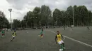 Suasana pertandingan antara Mali melawan Guinea dalam turnamen sepak bola untuk kaum migran dan orang asing bertajuk "Balon Mundial" yang dihelat 6 Juni-5 Juli 2015 di Turin, Italia. (AFP PHOTO/MARCO BERTORELLO)