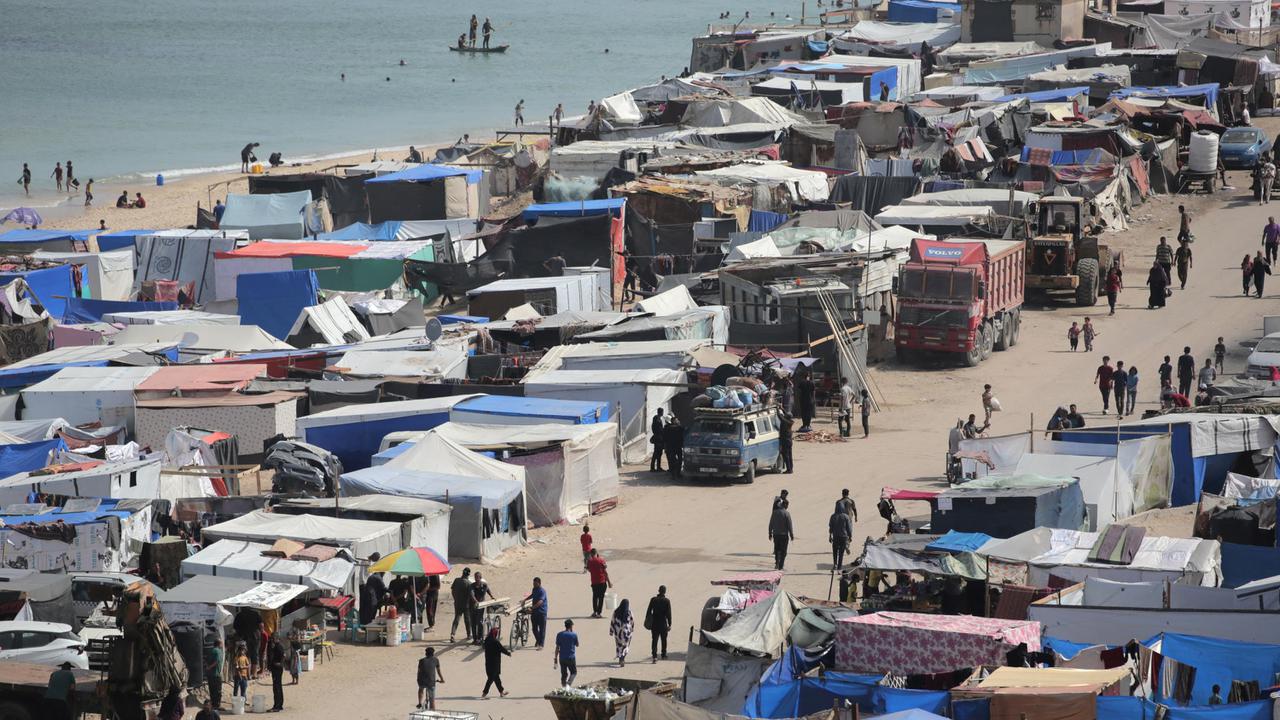 Kepadatan Tenda-Tenda Pengungsi di Deir el-Balah