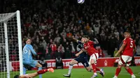 Bek Manchester United asal Inggris #05, Harry Maguire (tengah), melihat tendangannya melebar selama pertandingan Liga Primer Inggris antara Nottingham Forest dan Manchester United di The City Ground di Nottingham, Inggris bagian tengah, Rabu dini hari WIB (2-4-2025). (Paul ELLIS/AFP)