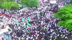 Massa menuntut pemerintah Myanmar menghentikan kejahatan kemanusiaan terhadap etnis Rohingya.