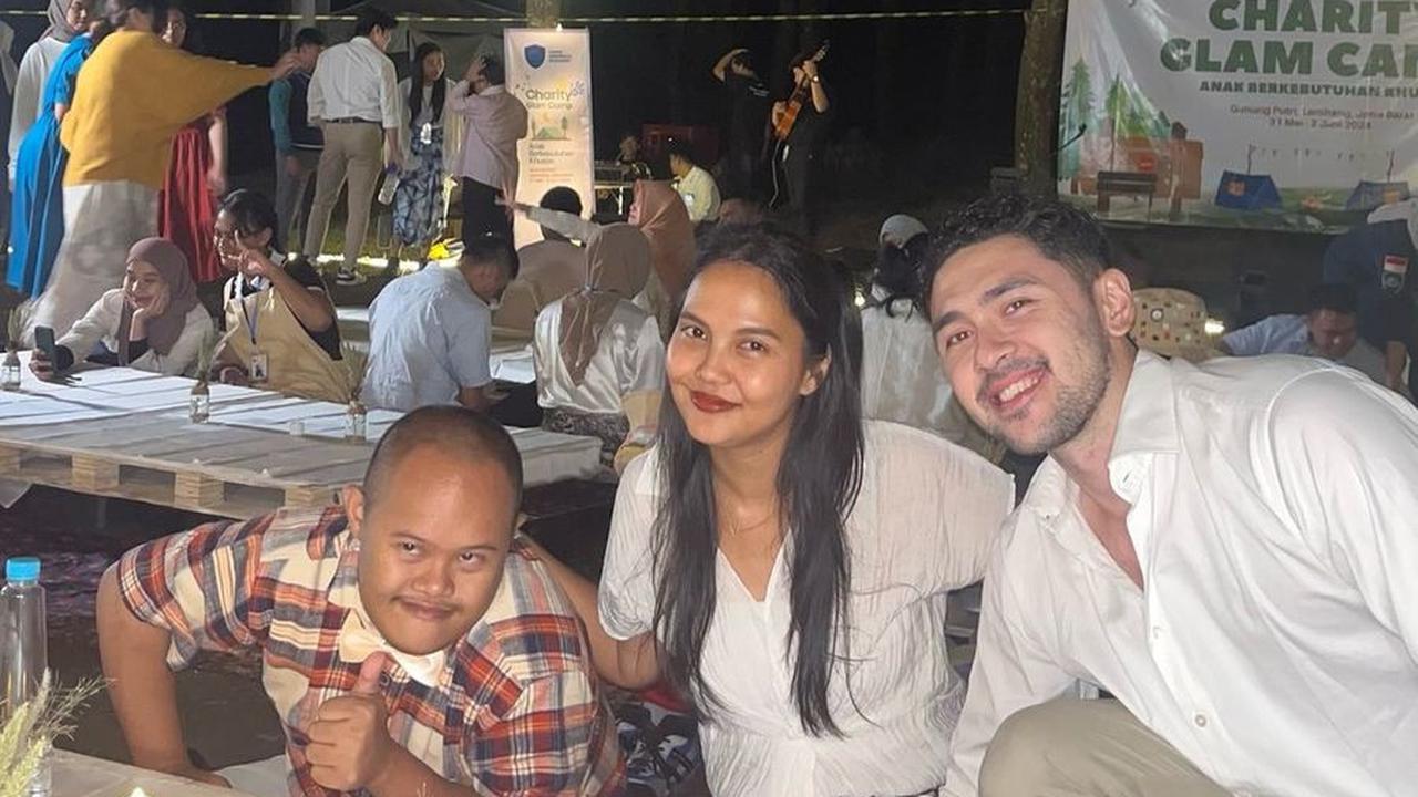 Mereka terlihat begitu bahagia saat menikmati candle light dinner bersama, suasana yang hangat membuat momen tersebut menjadi sangat istimewa.