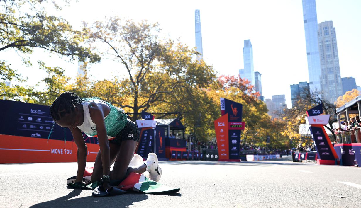 Pelari Kenya, Hellen Obiri memenangkan nomor women's elite dalam ajang New York Marathon 2025 pada Minggu (02/11/2025) waktu setempat. (AFP/Getty Images/Ishika Samant)