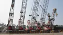 Mobil Crane yang diberi garis polisi di PT. Pelabuhan Indonesia (Pelindo) II, Jakarta, (6/1). Direktorat Tipideksus Bareskrim Polri menyita dan mengamankan 10 unit Crane pada beberapa bulan yang lalu di pelabuhan tersebut. (Liputan6.com/Gempur M Surya)
