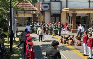 Presiden Prabowo Subianto tinjau langsung Sekolah Rakyat Menengah Pertama (SRMP) 17 Tabanan, Bali, Minggu (7/6/2026). (Liputan6.com/Lizsa Egeham)