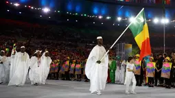 Kostum rombongan atlet Mali dengan busana putih-putih meramaikan parade upacara pembukaan Olimpiade 2016 di Stadion Maracana, Rio de Janeiro, Brasil (5/8).( REUTERS / Kai Pfaffenbach)