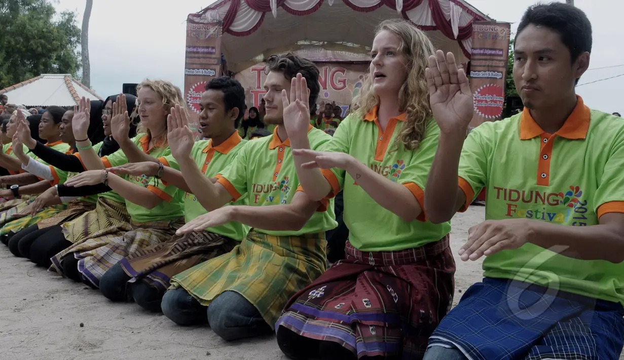 Peserta pertukaran pelajar Indonesia - Canada membawakan tarian Saman asal Aceh dalam acara "Tidung Festival 2015" yang digelar di Pulau Tidung, Kepulauan Seribu, Jakarta, Sabtu (7/3/2015). (Liputan6.com/Andrian M Tunay)