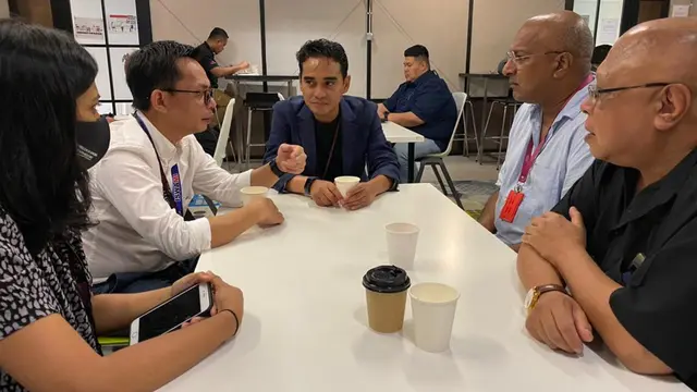 Pemimpin redaksi Astro Awani, Ashwad Ismail (tengah).