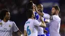 Kapten Real Madrid, Sergio Ramos, mendorong bek Deportivo La Coruna, Fabian Schar, pada laga La Liga di Stadion Riazor, Senin (21/8/2017). Real Madrid menang 3-0 atas Deportivo La Coruna. (AFP/Miguel Riopa)