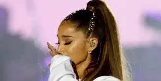 Ledakan bom yang terjadi di konsernya beberapa minggu lalu membuat Ariana Grande kembali datang ke sana dan menunaikan janjinya juga. Menggelar konser amal yang bertajuk ‘One Love Manchester’, untuk membantu para koban. (APexchange/Bintang.com)