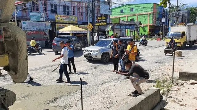 Pemuda Pekanbaru Perbaiki Jalan Rusak Pakai Uang Pribadi Berujung Diteror, Ini 6 Faktanya
