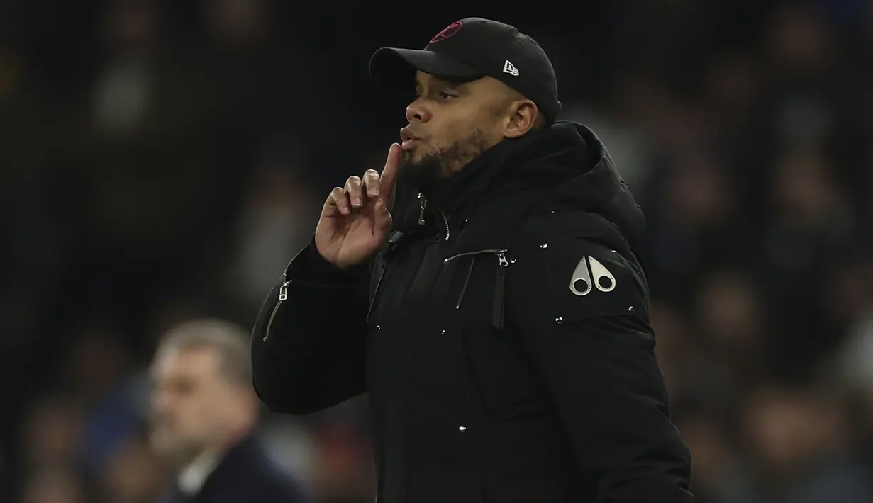 <p>Pelatih Burnley, Vincent Kompany memberi instruksi kepada pemainnya saat menghadapi Tottenham Hotspur pada laga putaran ketiga Piala FA 2023/2024 di Tottenham Hotspur Stadium, London, Sabtu (6/1/2024) dini hari WIB. (AP Photo/Ian Walton)</p>