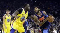 Forward Golden State Warriors Draymond Green (kiri) menjaga bintang Oklahoma City Thunder Paul George pada partai NBA di Oracle Arena, Sabtu (24/2/2018) atau Minggu (25/2/2018) WIB. (AP Photo/Marcio Jose Sanchez)