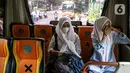 Pelajar naik bus sekolah usai pembelajaran tatap muka (PTM) di SMK Negeri 15, Kebayoran Baru, Jakarta Selatan, Jumat (3/9/2021). Dishub DKI Jakarta melalui Unit Pengelola Angkutan Sekolah membantu sarana transportasi gratis bagi peserta didik yang mengikuti PTM. (Liputan6.com/Faizal Fanani)