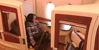 Penyanyi Syahrini kembali membuat netizen geleng-geleng kepala. Kali ini, saat berlibur di Las Vegas, ulah penyanyi cetar membahana itu tidur dalam begasi mobil mewah sewaannya. (Instagram/princessyahrini)