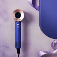 Nuansa Vinca Blue & Rosé dari Dyson terinspirasi dari keramik, bahan halus nan kuat yang digunakan untuk berlindung dari hawa panas yang ekstrem.