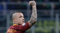 Gelandang AS Roma, Radja Nainggolan melakukan selebrasi usai mencetak gol ke gawang Inter Milan pada lanjutan Liga Italia Serie A di Stadion Giuseppe Meazza, Milan (27/2). Nainggolan mencetak dua gol di pertandingan ini. (AP Photo/Luca Bruno)