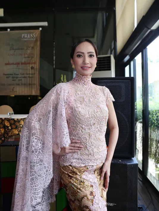 "Nggak hanya Bahasa Indonesia yang saya ajarkan, tapi juga termasuk bahasa-bahasa daerahnya, Bahasa Jawa, kemudian anak saya juga, dari keluarga saya kan memang keluar Jawa." Ujar Artika. (Nurwahyunan/Bintang.com)