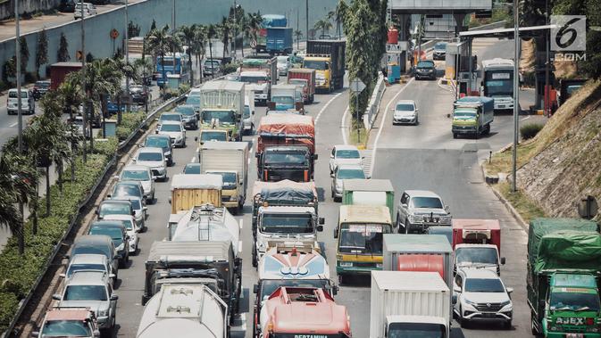 Kendaraan melintas di Tol Jakarta Outer Ring Road (JORR), kawasan Jakarta, Senin (17/9). Setelah sempat ditunda beberapa kali, pemerintah akan melanjutkan integrasi transaksi tol pada ruas Tol Lingkar Luar Jakarta. (Liputan6.com/Faizal Fanani)