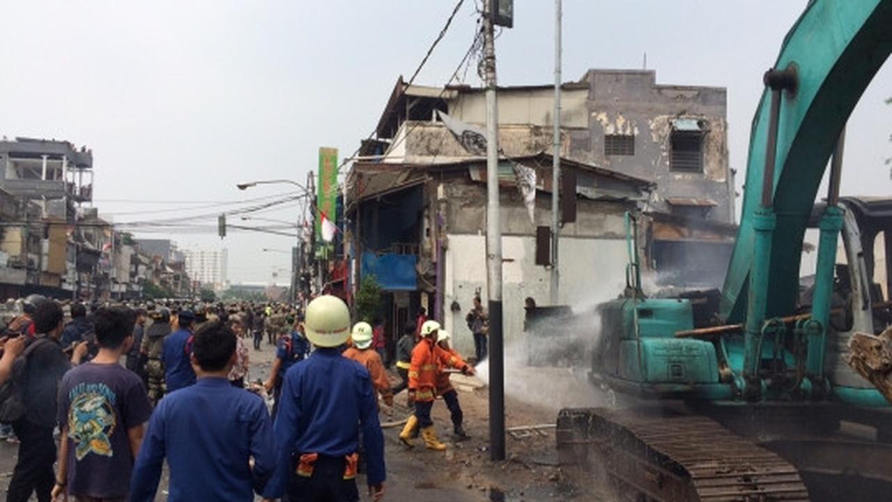 Aksi sengit warga Kampung Pulo bentrok dengan Satpol PP