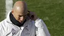 Pelatih Real Madrid, Zinedine Zidane, memimpin latihan perdana di tahun 2017. Latihan ini merupakan persiapan jelang laga babak 16 besar Piala Raja. (EPA/Javier Tormo)